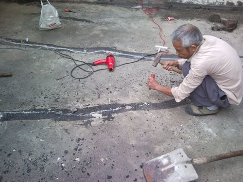 楼顶漏水用什么补漏最好 (补洞漏水的最好方法图片)