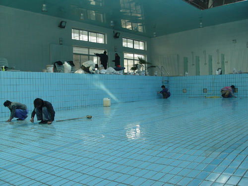 泳池漏水怎么找漏水点(番禺泳池防水补漏服务)